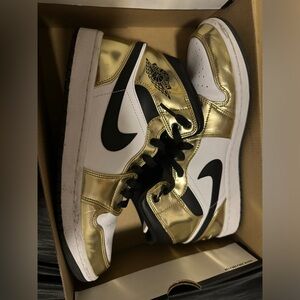 Air Jordan 1 Mid SE ‘Metallic Gold’